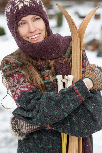 Retro ski kvinna, utomhus porträtt — Stockfoto