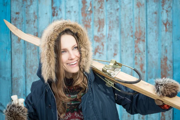 ビンテージ ブルー以上のスキー女性 — ストック写真