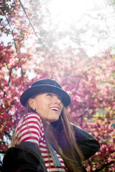 Mulher bonita em chapéu no parque de primavera — Fotografia de Stock