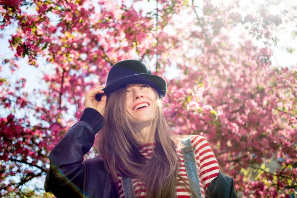Schöne Frau mit Hut im Frühlingspark — Stockfoto