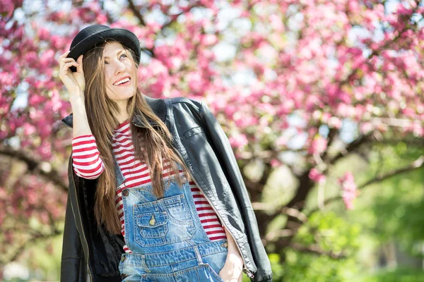 Mooie vrouw in hoed plezier hebben in voorjaar park — Stockfoto