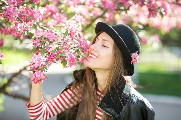Mulher bonita no chapéu se divertir no parque de primavera — Fotografia de Stock