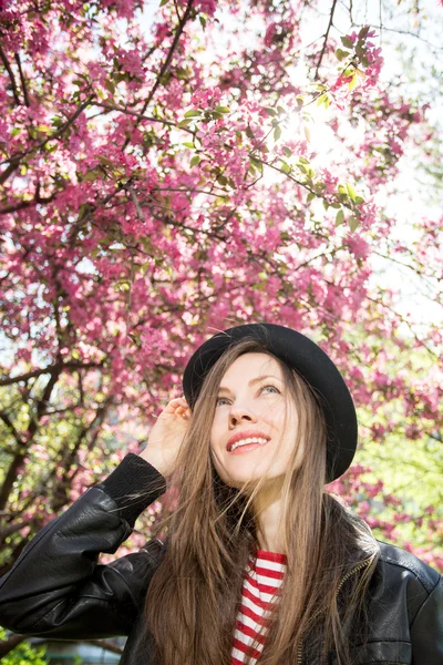 Mulher bonita no chapéu se divertir no parque de primavera — Fotografia de Stock