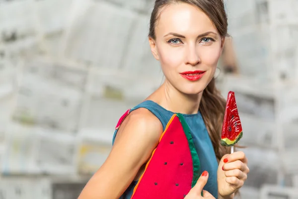 Женщина с конфетами — стоковое фото