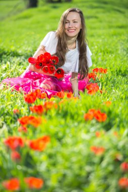 Bahar çiçekleri olan kadın
