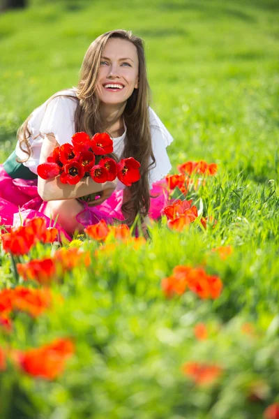 Fiatal nő, tavaszi virágok — Stock Fotó