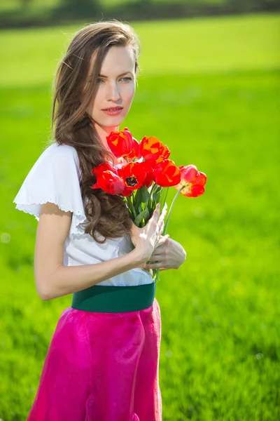 Femme aux fleurs printanières — Photo