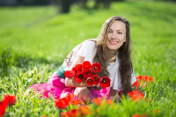 Vrouw met Lentebloemen — Stockfoto