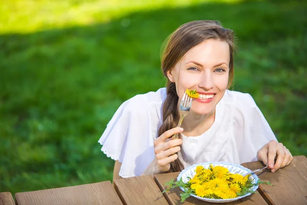 滑稽的女人吃蒲公英饮食沙拉 — 图库照片