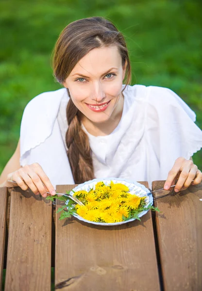 滑稽的女人吃蒲公英饮食沙拉 — 图库照片
