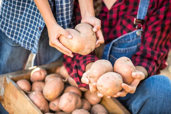 Familia y cultivo — Foto de Stock