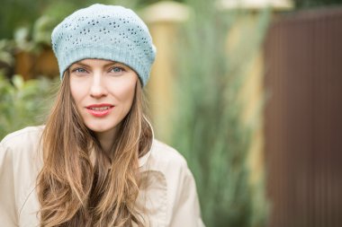 Bahçedeki güzel bahar kadını