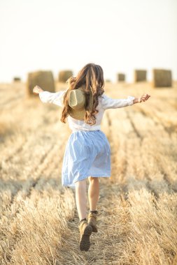 Yaz aylarında çalışan kadın