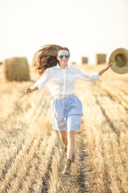 Yaz aylarında çalışan kadın