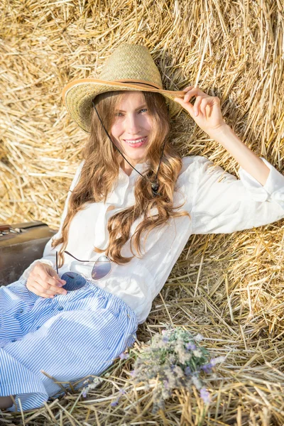 Femme dans le champ d'été — Photo