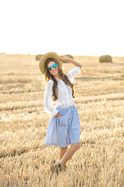 Jovem mulher bonita no campo de verão — Fotografia de Stock