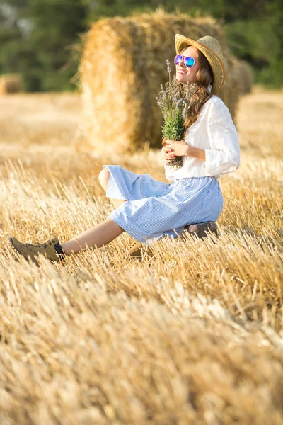 Jonge mooie vrouw in zomer veld — Stockfoto