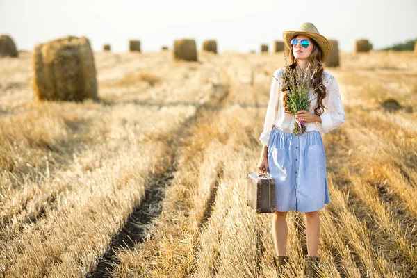 Jovem mulher bonita no campo de verão — Fotografia de Stock