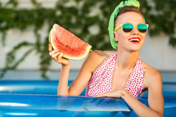 Beautiful young woman at a pool — Stock Photo, Image