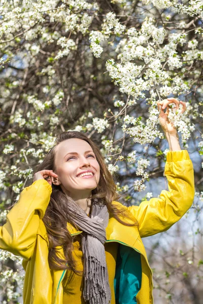 Frühlingsfrau — Stockfoto