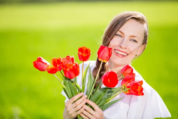 Schönheit Frau mit Frühlingsblumenstrauß — Stockfoto