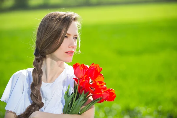 春の花の花束と美しさの女性 — ストック写真