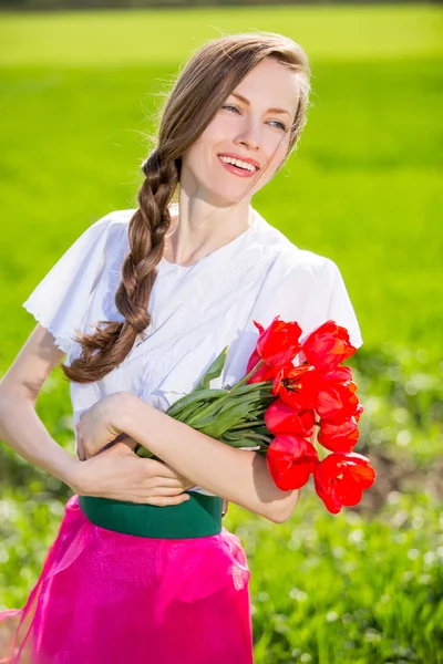 Mulher de beleza com buquê de flor de primavera — Fotografia de Stock