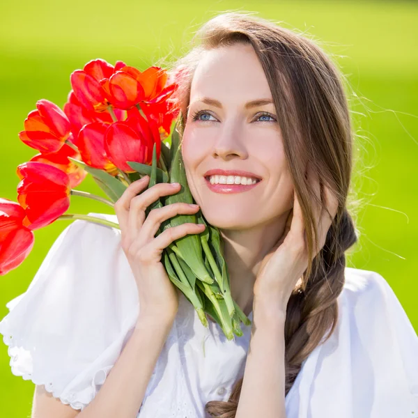 Mulher com tulipas — Fotografia de Stock