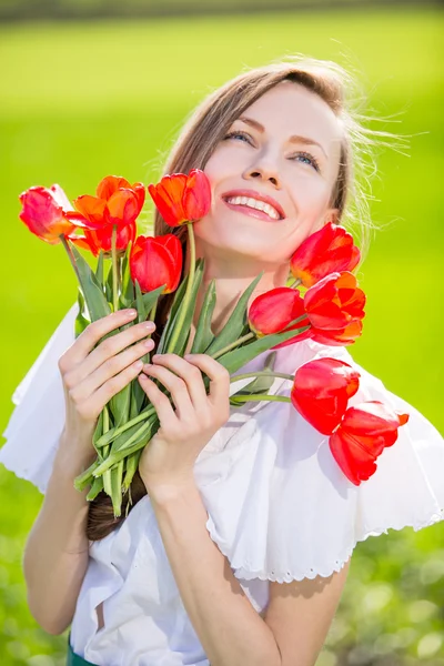 Mujer con tulipanes —  Fotos de Stock