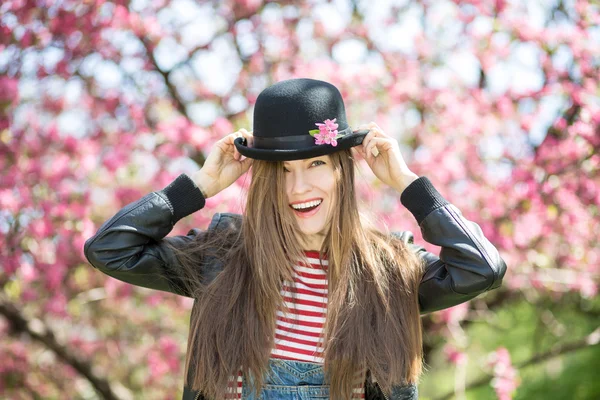 Jonge voorjaar vrouw — Stockfoto