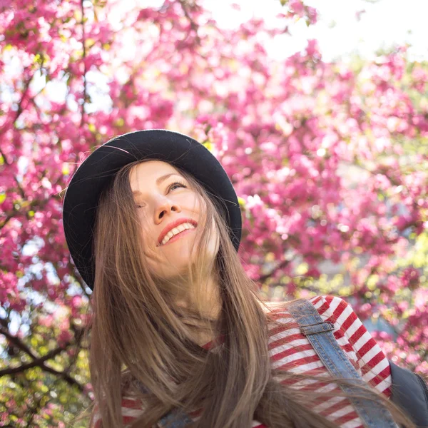 Lente jonge vrouw — Stockfoto