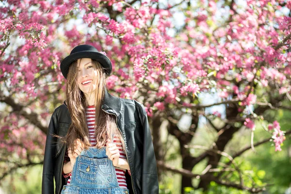 Frühling junge Frau — Stockfoto