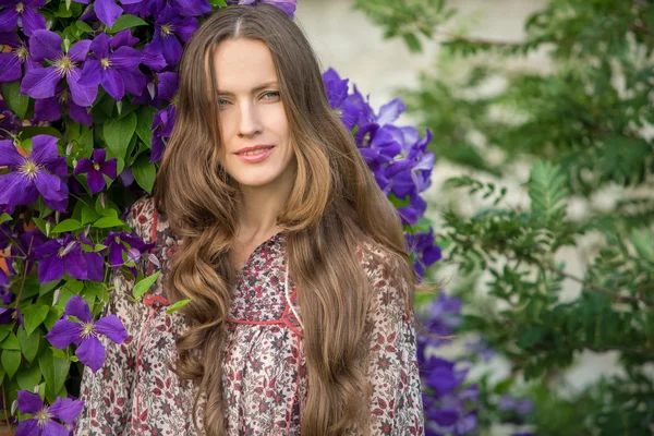 Romantische junge Frau im Frühlingsgarten — Stockfoto