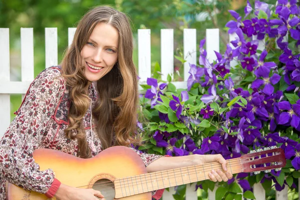 País hippie menina com guitarra — Fotografia de Stock