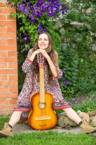 Flicka från landet hippie med gitarr — Stockfoto