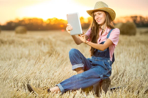 Woman with tablet — Stock Photo, Image