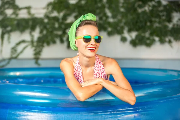 Fashion woman in pool — Stock Photo, Image