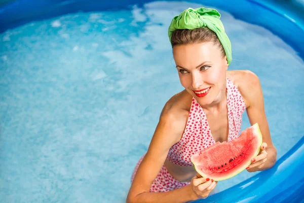 Vrouw met watermeloen — Stockfoto