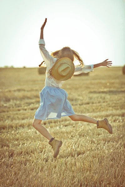 Šťastná skákací dívka — Stock fotografie