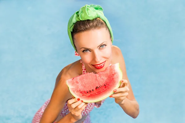 Donna in piscina — Foto Stock