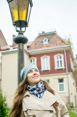 Sokakta yürüyen güzel genç bir kadın.