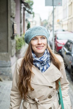 Sokakta yürüyen güzel genç bir kadın.