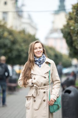 Sokakta yürüyen güzel genç bir kadın.