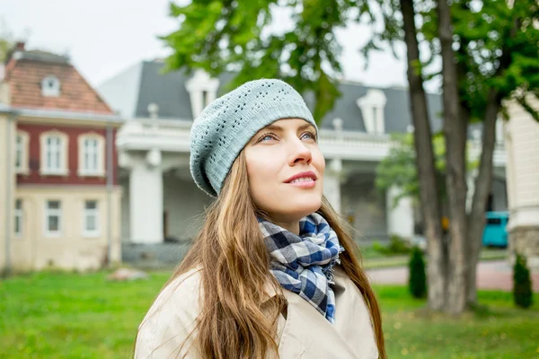 Belle jeune femme marchant dans la rue — Photo