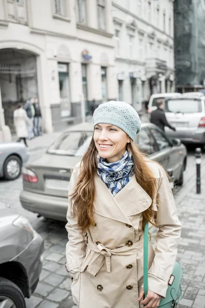 Beautiful young woman walking on the street — Stock Photo, Image