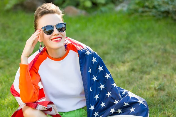 Femme avec drapeau américain — Photo