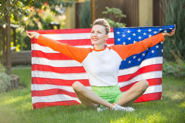 Kvinna med usa flagga — Stockfoto