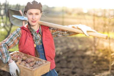 Bahçede çalışan kadın çiftçi