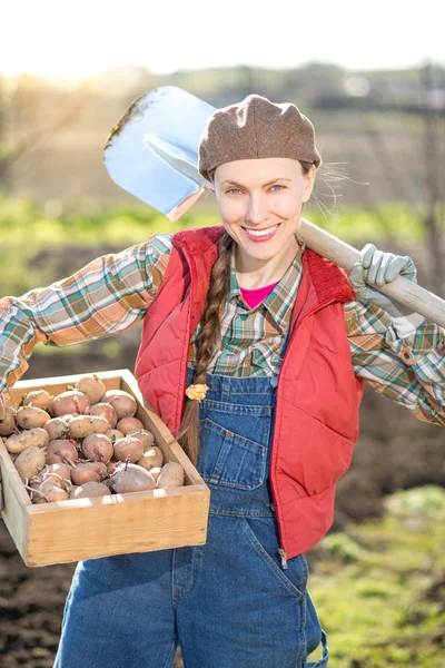 Agricultrice travaillant dans le jardin — Photo