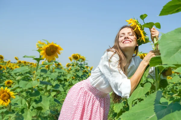 Beautiful woman and sunflower — Stock Photo, Image